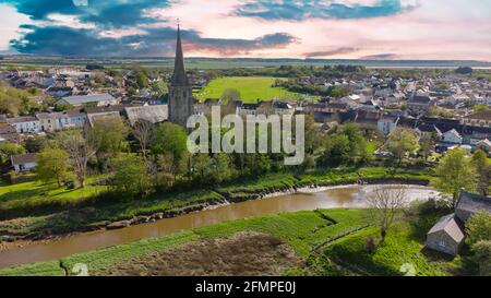 Veduta aerea della Chiesa di Kidwelly, Carmarthenshire Foto Stock