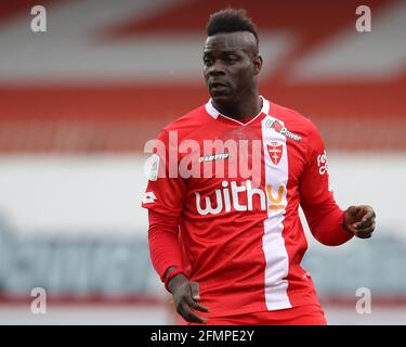 Monza, 10 maggio 2021. Mario Balotelli dell'AC Monza durante la partita della Serie B allo stadio U-Power di Monza. L'immagine di credito dovrebbe essere: Jonathan Moscop / Sportimage Foto Stock