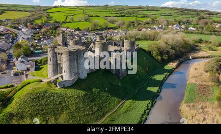 Veduta aerea del Castello di Kidwelly, Carmarthenshire Foto Stock
