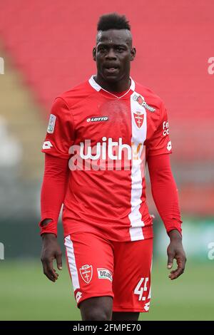 Monza, 10 maggio 2021. Mario Balotelli dell'AC Monza durante la partita della Serie B allo stadio U-Power di Monza. L'immagine di credito dovrebbe essere: Jonathan Moscop / Sportimage Foto Stock