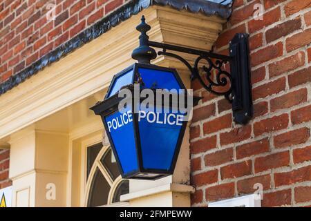 Primo piano di un vecchio stile polizia blu lampada e. Cartello fuori dallo Staion della polizia a Thirsk, North Yorkshire, Inghilterra, Regno Unito Foto Stock