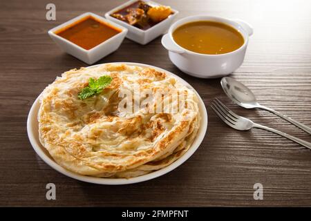 Roti Parata o Roti canai con salsa al curry di agnello - Popolare colazione malese Foto Stock