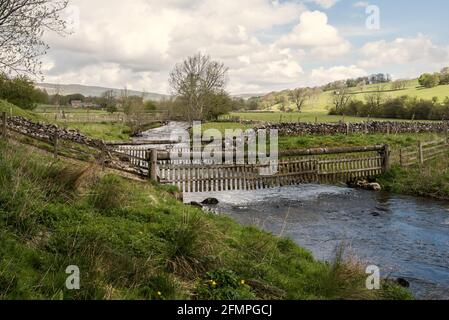 Il fiume Aire a Scosthrop vicino Airton Foto Stock