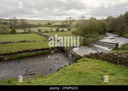 Il fiume Aire a Scosthrop vicino Airton Foto Stock