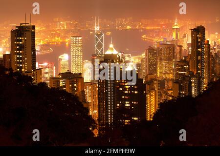 Vista panoramica della baia di Hong Kong di notte, Hong Kong, Cina Foto Stock