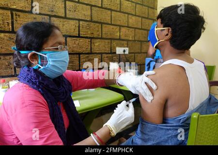 Kolkata, India. 11 Maggio 2021. Un uomo riceve il vaccino COVID-19 a Kolkata, India, il 11 maggio 2021. Credit: Sr/Xinhua/Alamy Live News Foto Stock
