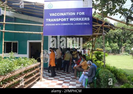 Kolkata, India. 11 Maggio 2021. La gente aspetta di ricevere i vaccini COVID-19 a Kolkata, India, il 11 maggio 2021. Credit: Sr/Xinhua/Alamy Live News Foto Stock