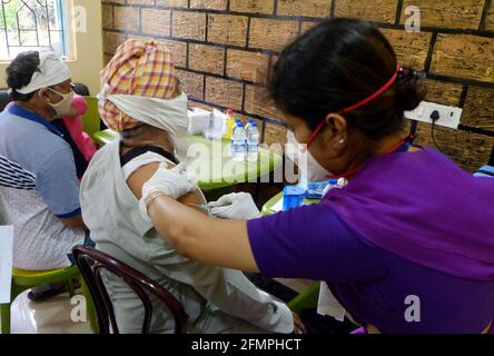 Kolkata, India. 11 Maggio 2021. Le persone ricevono vaccini COVID-19 a Kolkata, India, il 11 maggio 2021. Credit: Sr/Xinhua/Alamy Live News Foto Stock