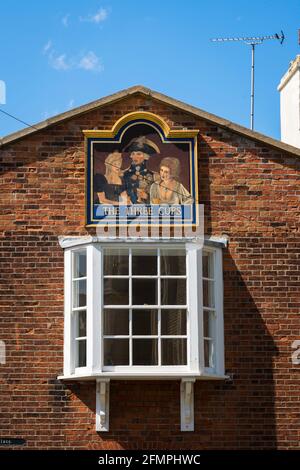 Vista di un segno vintage raffigurante Horatio Nelson e due donne fissate ad una proprietà in Church Street, Harwich, precedentemente conosciuto come Three Cups Inn, Regno Unito Foto Stock