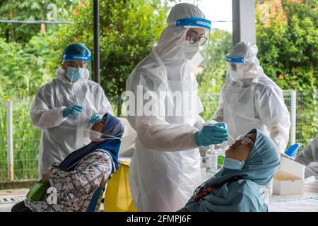 Kuala Lumpur, Malesia. 11 Maggio 2021. Gli operatori medici prelevano campioni di tampone per il test COVID-19 ad Ampang, vicino a Kuala Lumpur, Malesia, 11 maggio 2021. La Malesia ha registrato 3,973 nuovi casi di COVID-19, portando il totale a 448,457, ha detto il Ministero della Salute Martedì. Credit: Chong Voon Chung/Xinhua/Alamy Live News Foto Stock