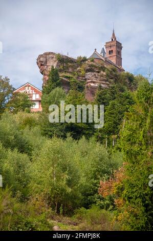 Rocher de Dabo, una roccia di 30 m che offre una vista panoramica a 360° del massiccio dei Vosgi e sormontata da una cappella dedicata a papa Saint-Leon IX, Mosella (57), Foto Stock