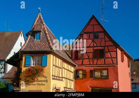 Eguisheim sulla strada del vino Alsazia, elencato come uno dei più bei villaggi di Francia, Alto Reno (68), regione Grand Est, Francia Foto Stock