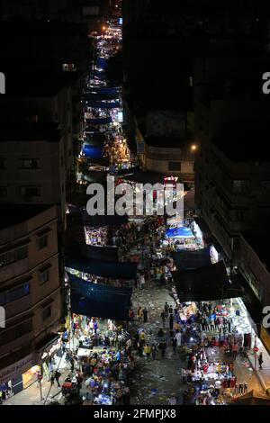 Deir al-Balah, la striscia di Gaza, Palestina. 10 maggio 2021. Palestinesi sui mercati della striscia di Gaza. Credit: Mahmoud Khattab/Quds Net News/ZUMA Wire/Alamy Live News Foto Stock