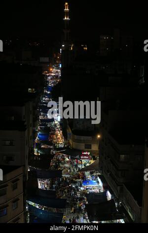 Deir al-Balah, la striscia di Gaza, Palestina. 10 maggio 2021. Palestinesi sui mercati della striscia di Gaza. Credit: Mahmoud Khattab/Quds Net News/ZUMA Wire/Alamy Live News Foto Stock