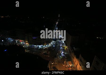 Deir al-Balah, la striscia di Gaza, Palestina. 10 maggio 2021. Palestinesi sui mercati della striscia di Gaza. Credit: Mahmoud Khattab/Quds Net News/ZUMA Wire/Alamy Live News Foto Stock