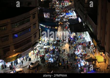 Deir al-Balah, la striscia di Gaza, Palestina. 10 maggio 2021. Palestinesi sui mercati della striscia di Gaza. Credit: Mahmoud Khattab/Quds Net News/ZUMA Wire/Alamy Live News Foto Stock