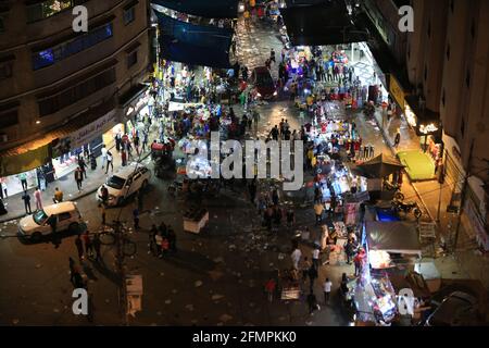 Deir al-Balah, la striscia di Gaza, Palestina. 10 maggio 2021. Palestinesi sui mercati della striscia di Gaza. Credit: Mahmoud Khattab/Quds Net News/ZUMA Wire/Alamy Live News Foto Stock