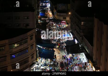 Deir al-Balah, la striscia di Gaza, Palestina. 10 maggio 2021. Palestinesi sui mercati della striscia di Gaza. Credit: Mahmoud Khattab/Quds Net News/ZUMA Wire/Alamy Live News Foto Stock