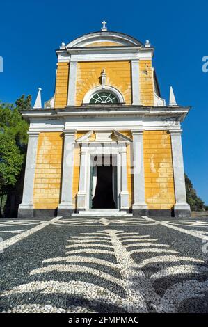 Portofino, Italia, 13/09/2020: La Chiesa di San Giorgio, costruita nel 1154, che conserva all'interno le reliquie di San Giorgio, patrono della città. Foto Stock