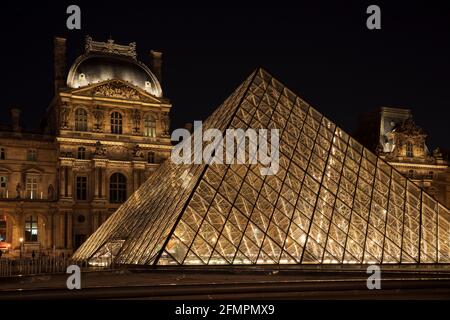 La Piramide del Louvre / Piramide del Louvre & Pavillon Richelieu, Musée du Louvre, Parigi, Francia. Foto Stock