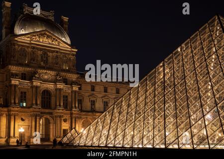 La Piramide del Louvre (Pyramide du Louvre) e Pavillon Denon, Musée du Louvre, Parigi, Francia. Foto Stock