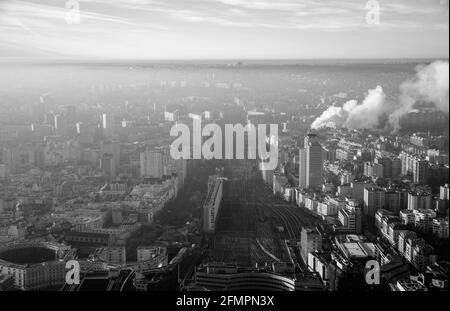 Vista della Gare de Paris Montparnasse - Vaugirard dalla Torre di Montparnasse / Tour Montparnasse, Parigi, Francia. Foto Stock