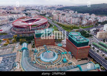 Lisbona, Portogallo - 15 dicembre 2020: Veduta aerea dello stadio di calcio Benfica e del centro commerciale Colombo nel quartiere Benfica, Lisbona, Portogallo. Foto Stock