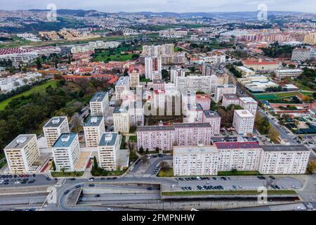 Vista aerea del quartiere residenziale di Benfica al crepuscolo, vista dell'edificio bianco, Lisbona, Portogallo. Foto Stock