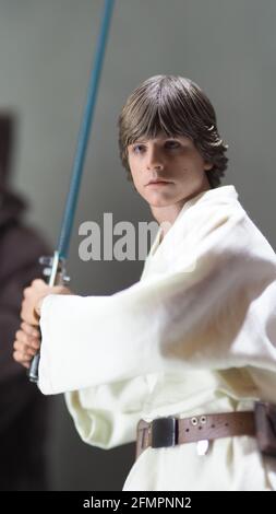 Bangkok Thailandia. Aprile 30 2018. Personaggio di Star Wars. Luke Skywalker in piedi con la sua spada Jedi Lightsaber. Luke Skywalker personaggio giocattolo modello personaggi Foto Stock