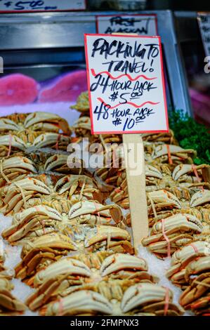 Il mercato del pesce si trova al Pike Place Fish Market di Seattle, Washington. Potete trovare una varietà di pesci e granchi con i mongers cantanti del pesce. Foto Stock