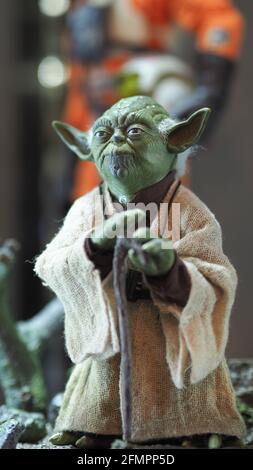 Bangkok Thailandia. Aprile 30 2018. Personaggio di Star Wars. Yoda in piedi con il suo bastone. Yoda giocattolo personaggi modello. Personaggio di azione di StarWars Hasbro. Foto Stock