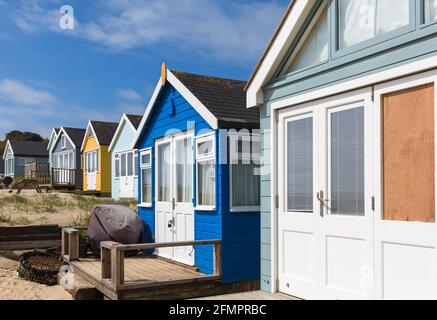 Capanne sulla spiaggia a Hengistbury Head, Mudeford Spit, Christchurch, Dorset Regno Unito nel mese di maggio Foto Stock