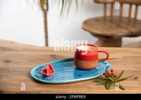 Tazza di caffè turco con caffè sul tavolo Foto Stock