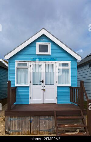 Capanna in legno blu turchese a Hengistbury Head, Mudeford Spit, Christchurch, Dorset UK a maggio - Seas The Moment Foto Stock