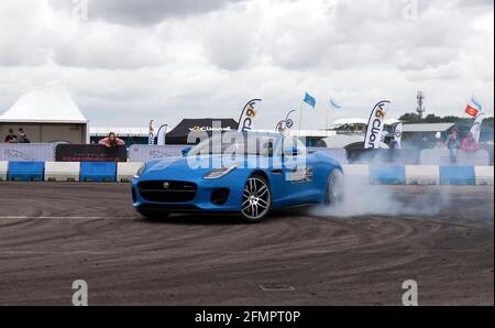 Il drifting dimostrazione effettuata in una Jaguar F-Type S nella zona di adrenalina del Silverstone Classic 2017 Foto Stock
