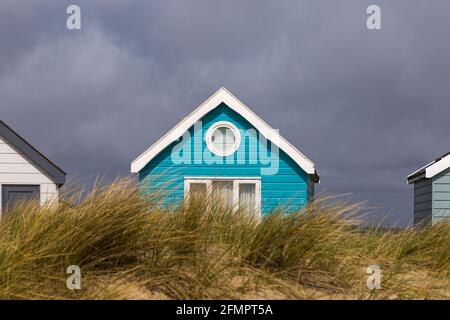 Capanna in legno blu turchese a Hengistbury Head, Mudeford Spit, Christchurch, Dorset UK nel mese di maggio Foto Stock