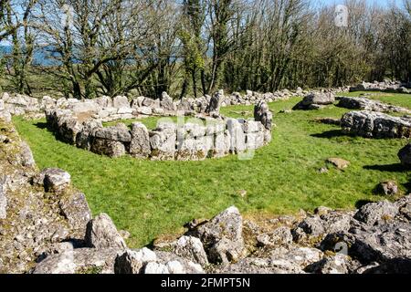 Lligwy Din (Din Llugwy) rimane di insediamento di una capanna Celtic Circle cascina risalente ai tempi dei romani. Moelfre, Isola di Anglesey, Galles, Regno Unito, Gran Bretagna Foto Stock