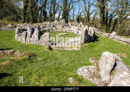 Lligwy Din (Din Llugwy) rimane di insediamento di una capanna Celtic Circle cascina risalente ai tempi dei romani. Moelfre, Isola di Anglesey, Galles, Regno Unito, Gran Bretagna Foto Stock