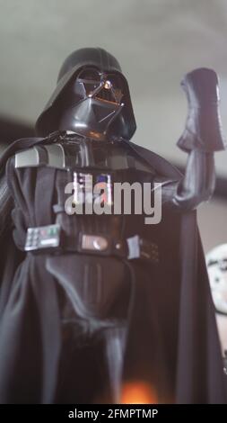 Bangkok Thailandia. Aprile 30 2018. Personaggio di Star Wars. Lord Darth Vader in piedi e sollevando il braccio sinistro. Darth Vader personaggio giocattolo modello personaggi. StarWars Foto Stock