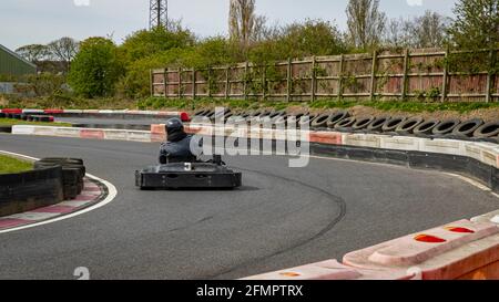 Un colpo di un kart da corsa mentre si guida su una pista. Foto Stock