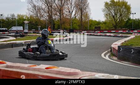 Un colpo di un kart da corsa mentre si guida su una pista. Foto Stock