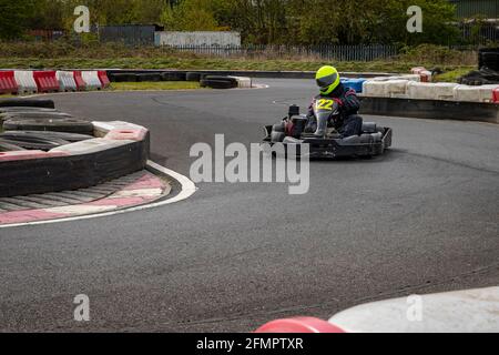 Un colpo di un kart da corsa mentre si guida su una pista. Foto Stock