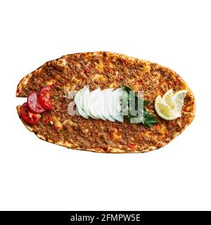 Isolato di pane turco lahmajun con carne tritata Foto Stock