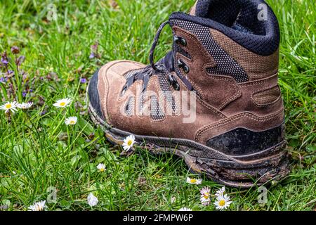 uno scarpone da trekking indossato con tallone difettoso Foto Stock