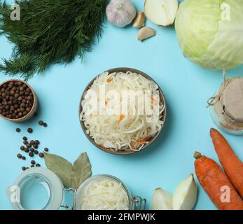 Crauti freschi e ingredienti su sfondo blu Foto Stock