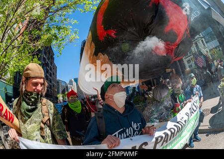 Sostenitori della marijuana marzo a New York sabato 1 maggio 2021 all'annuale NYC Cannabis Parade. la marcia includeva un'ampia gamma di dati demografici, dai millennial ai vecchi hippy. New York ha legalizzato la marijuana per uso ricreativo per gli adulti dai 21 anni in su dopo molti anni e molti tentativi falliti. Le prime vendite legali dovrebbero iniziare nel 2022. (© Richard B. Levine) Foto Stock