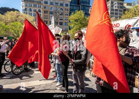 Gli attivisti che rappresentano più organizzazioni si riuniscono a Union Square Park per celebrare i lavoratori internazionali, giorno, giorno di maggio, sabato 1 maggio, 2021. (© Richard B. Levine) Foto Stock