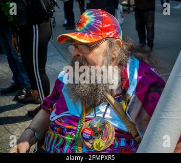 Aaron Kaye, The Yippie Pie Man alla marijuana marzo a New York sabato 1 maggio 2021 alla annuale NYC Cannabis Parade. la marcia includeva un'ampia gamma di dati demografici, dai millennial ai vecchi hippy. New York ha legalizzato la marijuana per uso ricreativo per gli adulti dai 21 anni in su dopo molti anni e molti tentativi falliti. Le prime vendite legali dovrebbero iniziare nel 2022. (© Richard B. Levine) Foto Stock