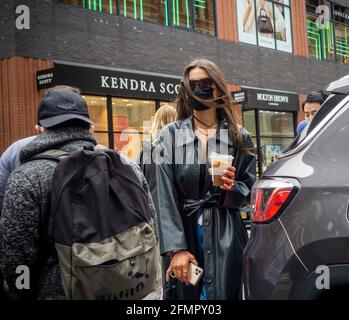 Gli amanti dello shopping nel quartiere Soho di New York sabato 8 maggio 2021. (© Richard B. Levine) Foto Stock