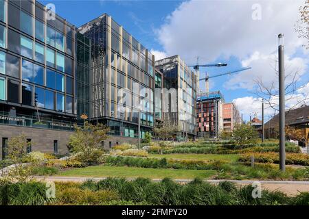 Leeds City College of Music Building, e sullo sfondo, New York Square, uno sviluppo di appartamenti a Leeds, West Yorkshire. Foto Stock